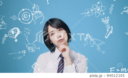 考える女子学生　学校教育　科学　勉強　学習 94012105