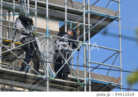 マンション大規模修繕 熱中症対策した真夏の足場解体作業 マンション大規模修繕 熱中症対策した真夏の足場解体作業 94012626