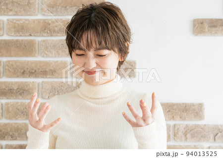 イライラした様子の若い女性 イライラした様子の若い女性 94013525