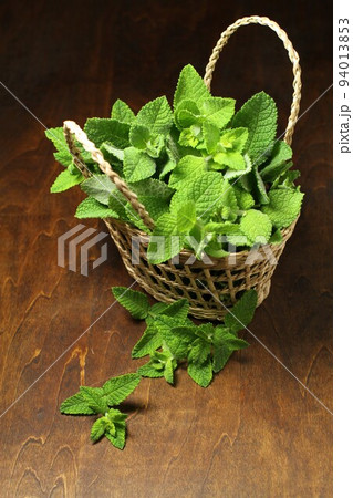 小さな手かごに盛られたハーブのミント 小さな手かごに盛られたハーブのミント 94013853