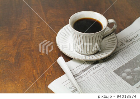 コーヒーと新聞 94013874