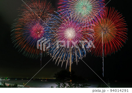 三重県鈴鹿市白子　松林のある海岸で打ち上げられる鈴鹿元気花火　比較明合成 94014291