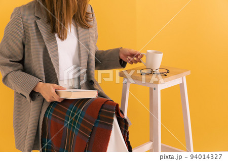 本を読む女性　reading 94014327