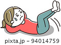 苦しい表情で腹筋運動をする体の固い若い女性 94014759
