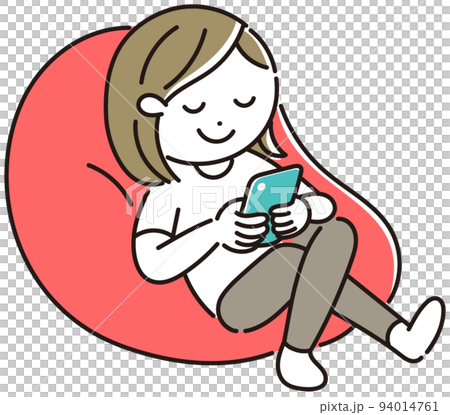 ビーズクッションでスマホを見ながら寛ぐ女性 94014761