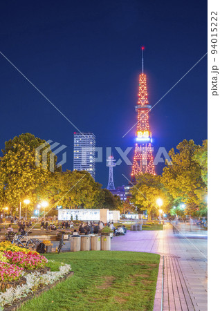 晴れの夜空にライトアップされた札幌テレビ塔と札幌大通公園に集う人々の夜景｜北海道札幌市 94015222