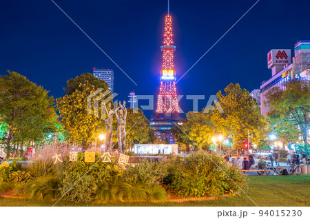 晴れの夜空にライトアップされた札幌テレビ塔と札幌大通公園に集う人々の夜景｜北海道札幌市 94015230