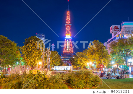 晴れの夜空にライトアップされた札幌テレビ塔の夜景｜北海道札幌市札幌大通公園 94015231