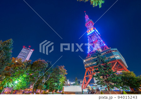 晴れの夜空に青白くライトアップされた札幌テレビ塔の夜景|北海道札幌市札幌大通公園 晴れの夜空に青白くライトアップされた札幌テレビ塔の夜景|北海道札幌市札幌大通公園 94015243