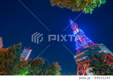 晴れの夜空に青白くライトアップされた札幌テレビ塔の夜景｜北海道札幌市札幌大通公園 94015244