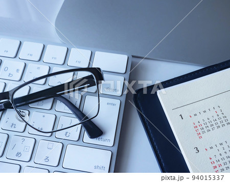 カレンダー、パソコン、メガネ、手帳のビジネスイメージ カレンダー、パソコン、メガネ、手帳のビジネスイメージ 94015337