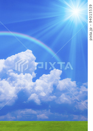 草原と青空に虹と太陽 94015539