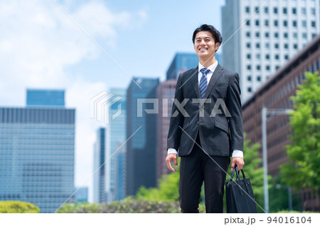 ビジネス　ビジネスマン　男性　営業　ビジネスパーソン　通勤 94016104