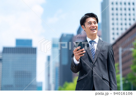 ビジネス　ビジネスマン　男性　スマホ　営業　ビジネスパーソン　通勤 94016106