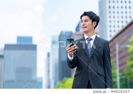 ビジネス ビジネスマン 男性 スマホ 営業 ビジネスパーソン 通勤 ビジネス ビジネスマン 男性 スマホ 営業 ビジネスパーソン 通勤 94016107