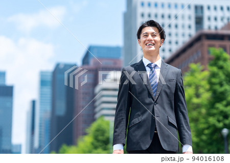ビジネス　ビジネスマン　男性　営業　ビジネスパーソン　通勤 94016108