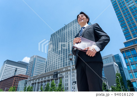 ビジネス　ビジネスマン　男性　営業　ビジネスパーソン　通勤 94016120