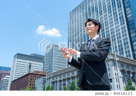 ビジネス　ビジネスマン　スマホ　男性　営業　ビジネスパーソン　通勤 94016121