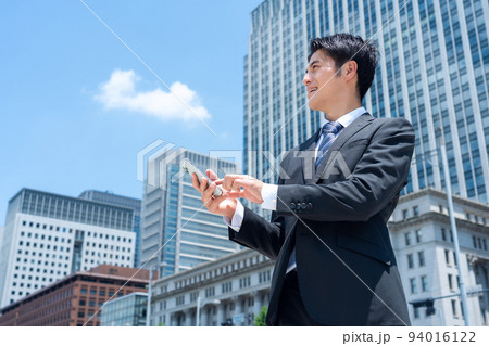 ビジネス　ビジネスマン　スマホ　男性　営業　ビジネスパーソン　通勤 94016122