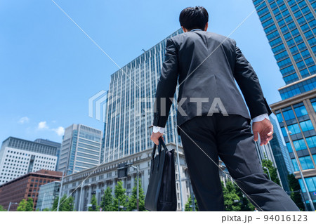 ビジネス　ビジネスマン　男性　営業　ビジネスパーソン　通勤 94016123