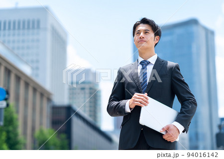 ビジネス　ビジネスマン　男性　営業　ビジネスパーソン　通勤 94016142