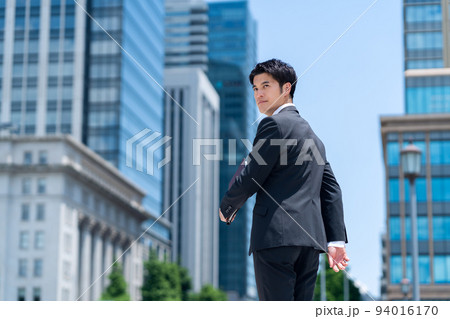 ビジネス ビジネスマン 男性 営業 ビジネスパーソン 通勤 ビジネス ビジネスマン 男性 営業 ビジネスパーソン 通勤 94016170