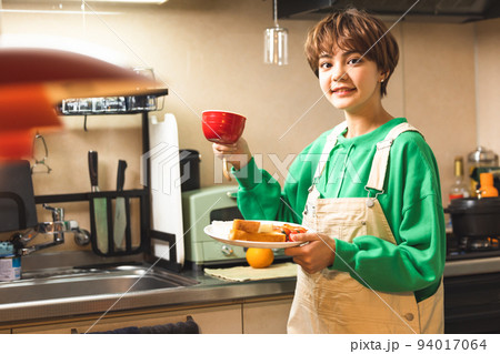 若い女性 ライフスタイル 料理 若い女性 ライフスタイル 料理 94017064