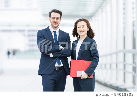 国際色豊かなビジネスチーム  94018305