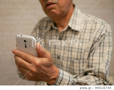 スマホの操作に困っているシニア 94018749