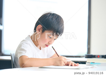 勉強をする小学3年生 小学4年生 夏期講習 テスト 勉強をする小学3年生 小学4年生 夏期講習 テスト 94019116