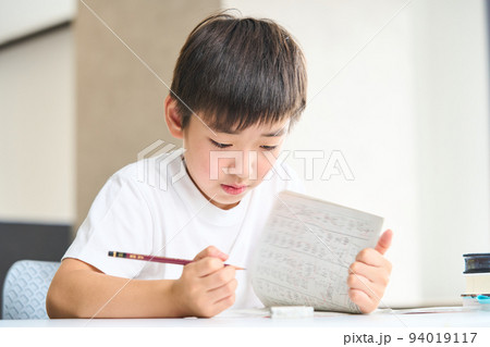 勉強をする小学3年生　小学4年生　夏期講習　テスト　 94019117