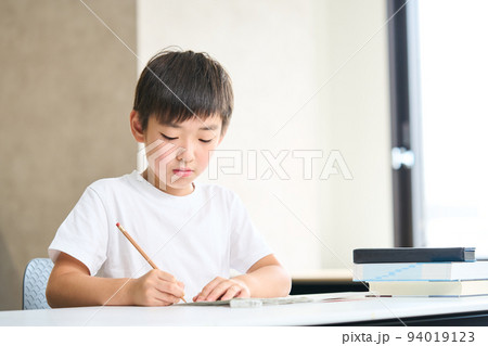 勉強をする小学3年生 小学4年生 夏期講習 テスト 勉強をする小学3年生 小学4年生 夏期講習 テスト 94019123