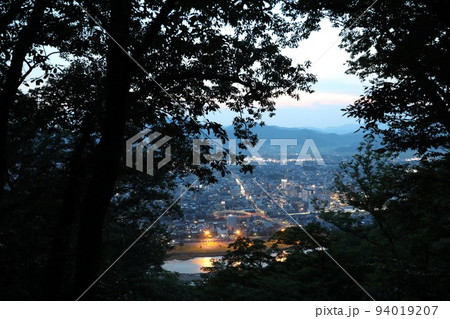 〔福井県越前市・8月〕村国山山頂からの眺め　夜に切り替わる黄昏時の風景 94019207