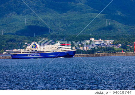 【新潟県・佐渡】佐渡を出港するときわ丸 夏編 8月 【新潟県・佐渡】佐渡を出港するときわ丸 夏編 8月 94019744