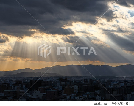 雲の切れ間から差す光芒（日脚とも） 94020209