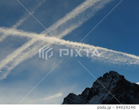 山と飛行機雲 山と飛行機雲 94020240