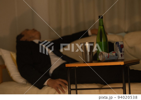 お酒を飲む中年男性・アルコール依存症イメージ 94020538