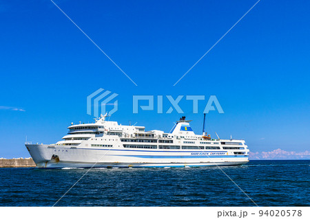 【新潟県・佐渡】佐渡両津港に入港する、おけさ丸 夏編 8月 【新潟県・佐渡】佐渡両津港に入港する、おけさ丸 夏編 8月 94020578