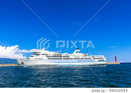 【新潟県・佐渡】佐渡両津港に入港する、おけさ丸 夏編 8月 【新潟県・佐渡】佐渡両津港に入港する、おけさ丸 夏編 8月 94020583