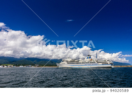 【新潟県･佐渡】佐渡両津港に入港する、おけさ丸 夏編　8月 94020589