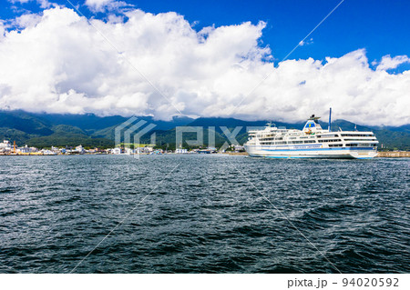 【新潟県･佐渡】佐渡両津港に入港する、おけさ丸 夏編　8月 94020592