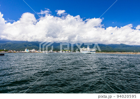 【新潟県･佐渡】佐渡両津港に入港する、おけさ丸 夏編　8月 94020595