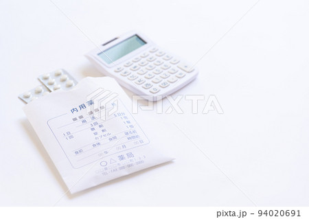 医療費イメージ 薬と電卓 医療費イメージ 薬と電卓 94020691