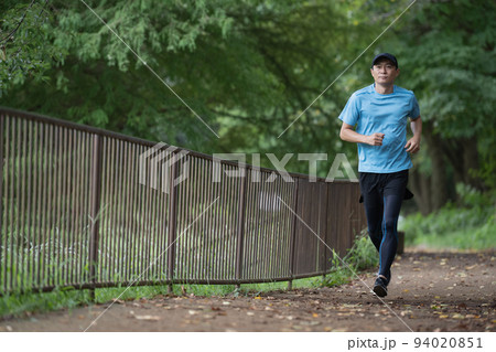 ランニングを楽しむミドル男性 94020851
