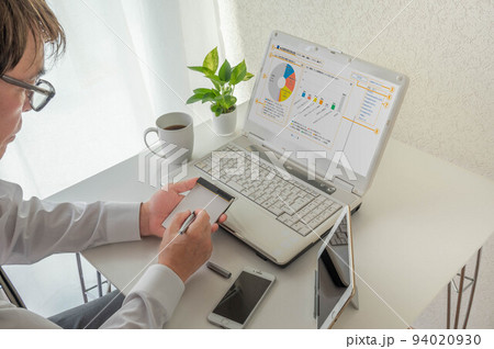 コロナ禍自宅でリモートワークする中年ビジネスマン 94020930