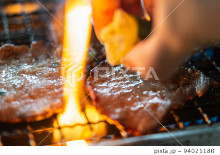 タン塩にレモンを絞る 94021180