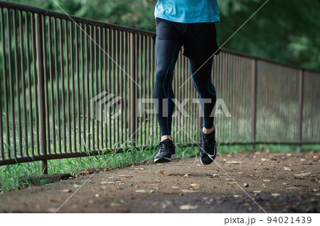 ランニングをする男性の足元 ランニングをする男性の足元 94021439
