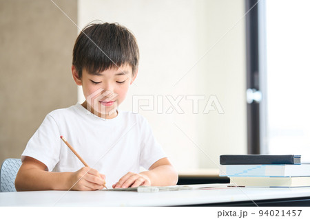 勉強をする小学3年生　小学4年生　夏期講習　テスト　 94021457