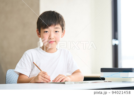 勉強をする小学3年生　小学4年生　夏期講習　テスト　 94021458