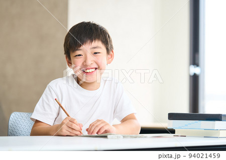 勉強をする小学3年生　小学4年生　夏期講習　テスト　 94021459